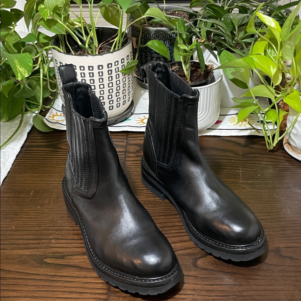 FRYE Black Leather Ella Moto Chelsea Boots. Great used condition. W7.5